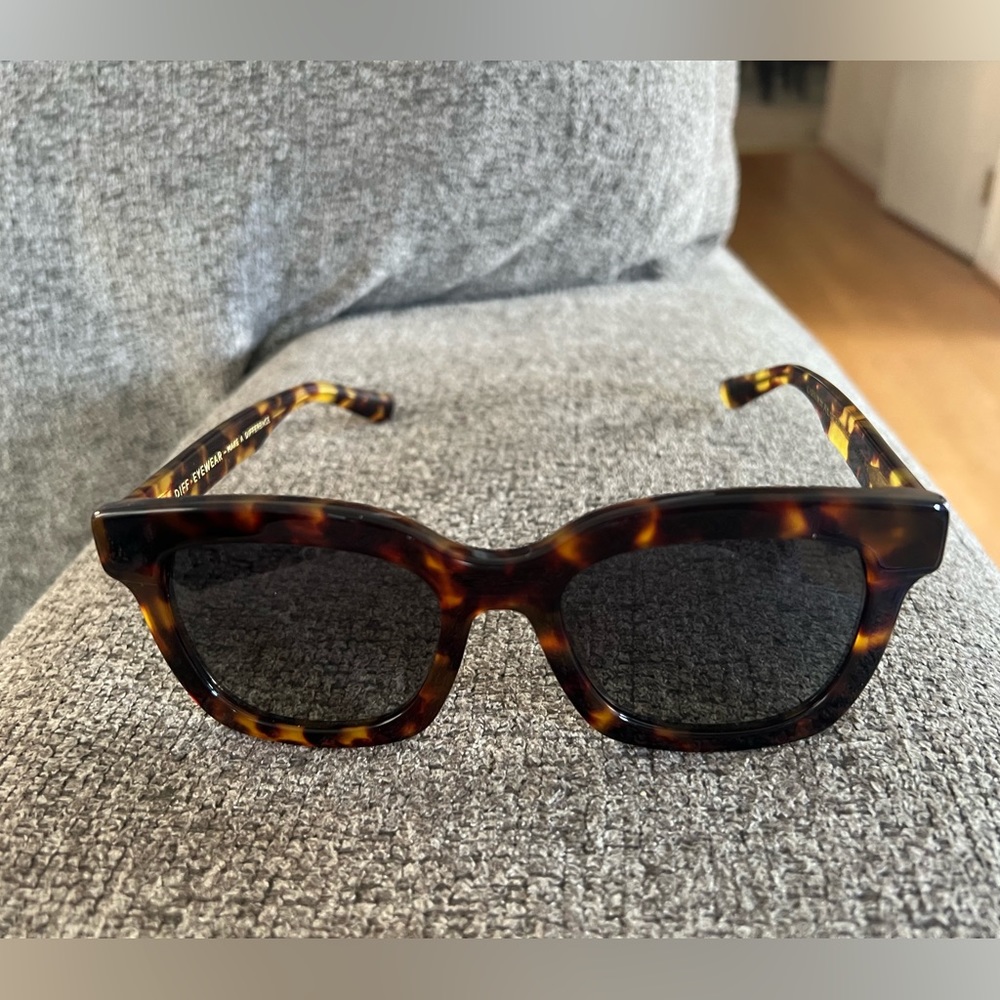 DIFF EYEWEAR - CARSON XS TORTOISE POLARIZED SUNGLASSES - LIKE BRAND NEW!